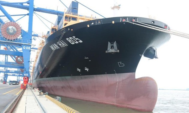 海防国际集装箱港迎来跨太平洋的13.2万吨集装箱船