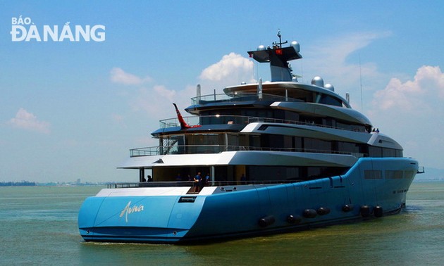 英国亿万富翁约瑟夫•刘易斯的游艇游览岘港、会安和下龙湾