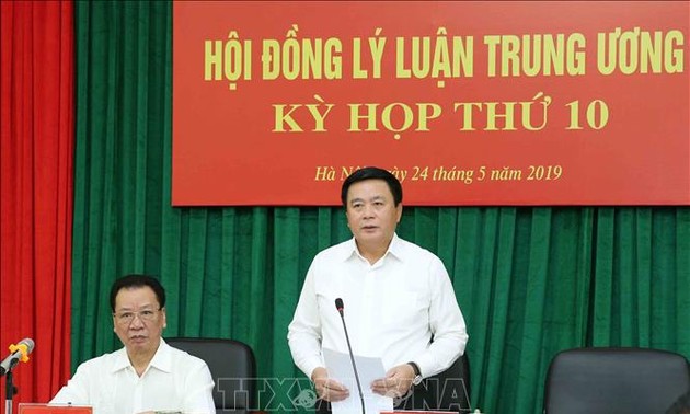 越共中央理论委员会第十次会议举行