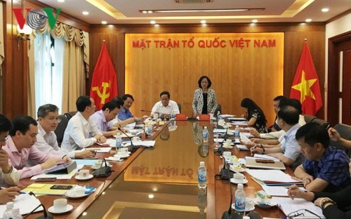 越共中央民运部部长张氏梅与越南祖国阵线党组座谈