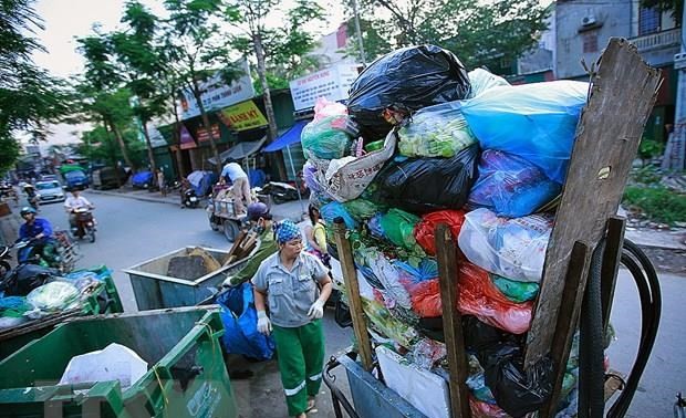 越南第一次塑料垃圾图片展举行
