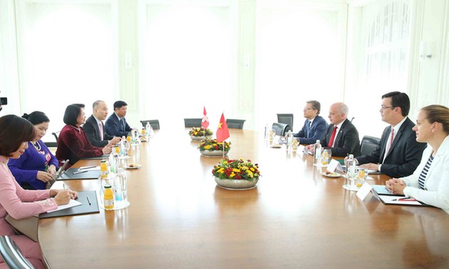 越南国家副主席邓氏玉盛会见瑞士总统乌利•毛雷尔