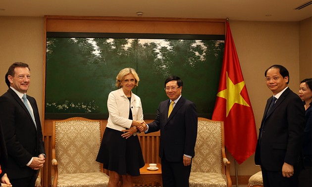 越南政府副总理兼外交部长范平明会见法国法兰西岛大区议会主席瓦莱丽·佩克雷斯