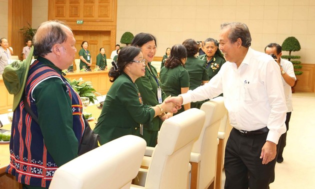 越南政府副总理张和平会见广驼交运老突击青年干部和战士联络部代表团