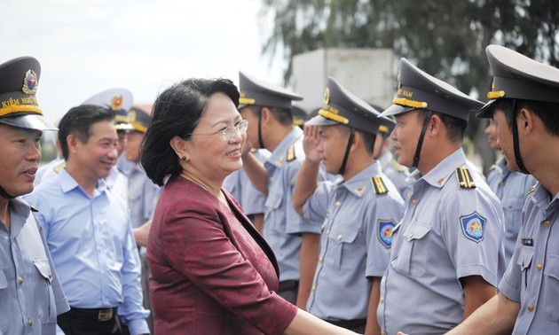 越南国家副主席邓氏玉盛探望海军第四军区和驻金兰基地海军单位