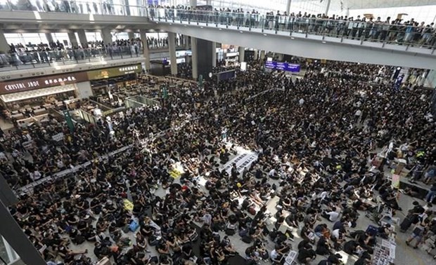 非法集会致香港机场瘫痪