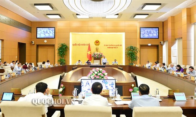 越南国会常委会讨论一些法律草案