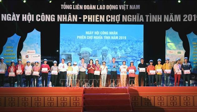 越南国家副主席邓氏玉盛出席“2019年工人日-情义集市”活动