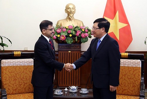 越南政府副总理兼外长范平明会见印度新任驻越大使普拉奈·维尔马
