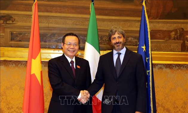 越南国会副主席冯国显与意大利众议院领导人座谈
