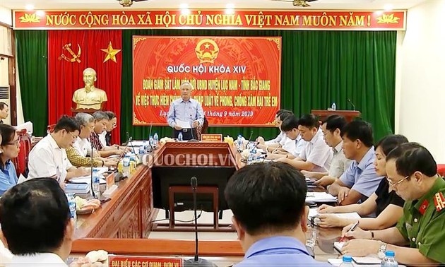 越南国会副主席汪朱刘监督北江省防范儿童被侵害法律政策实施情况