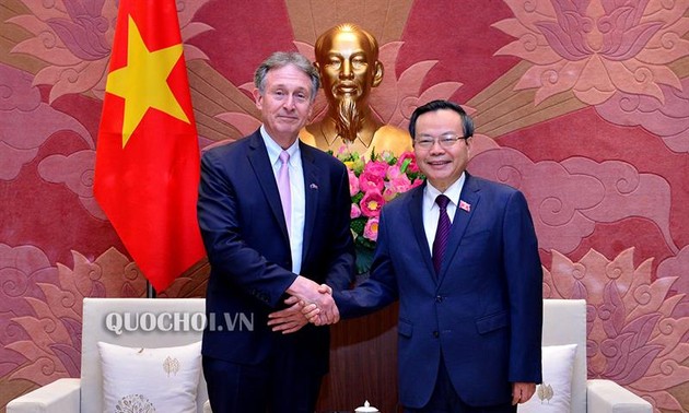 越南国会副主席冯国显会见东盟-欧盟商业理事会主席唐经纳