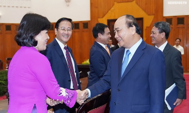 阮春福会见越南驻外大使和首席代表
