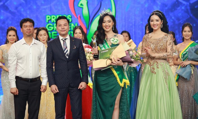 越南电视台选手获得2019年新闻工作者绿色选美大赛第一名