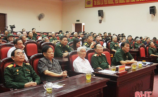 越南援老志愿军和专家传统日70周年见面会