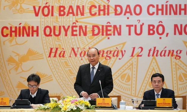 越南政府总理阮春福主持电子政务国家委员会会议