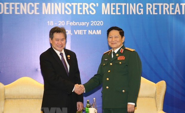 越南国防部长吴春历会见东盟秘书长、柬埔寨国防大臣
