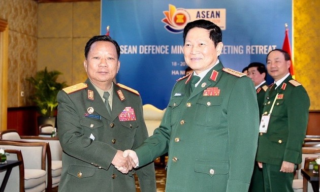 越南国防部部长吴春历会见老挝和澳大利亚国防部长