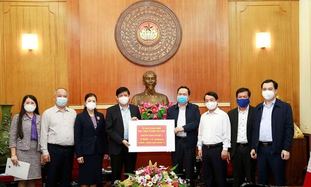 越南祖国阵线中央委员会向卫生部移交640万美元防疫援助