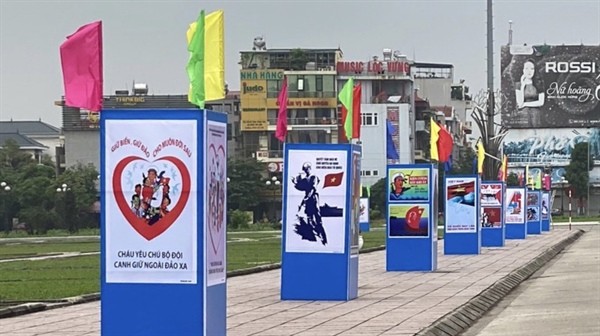 纪念国家统一45周年主题海报展在北江省举行