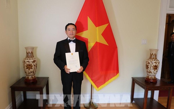 越南驻加拿大大使范高峰向加拿大总督朱莉•帕耶特递交国书