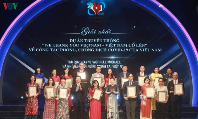 阮氏金银出席第六次全国对外新闻奖颁奖仪式