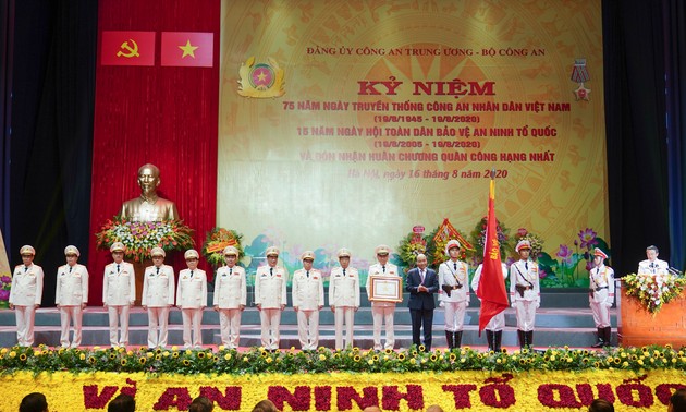 阮春福出席人民公安力量传统日75周年纪念大会