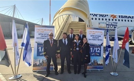 以色列首趟客运航班抵达阿联酋机场