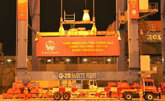 2021年春节西贡新港迎来新年的第一艘集装箱货船