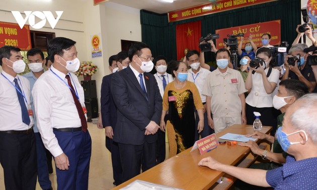 越南国会主席王庭惠视察河内市东英县和海阳省京门市选举工作