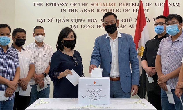 旅外越南人向国内新冠疫苗基金捐款