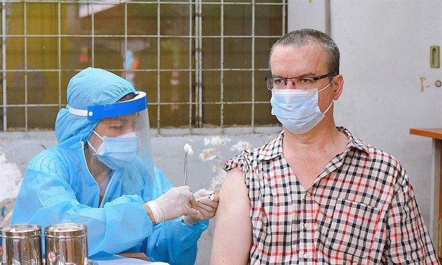 为在越外国人和旅游业劳动者接种疫苗