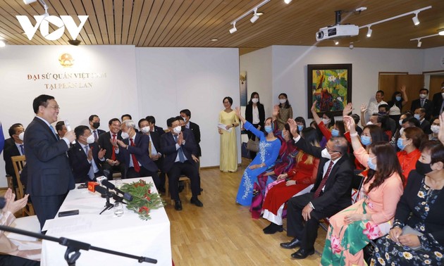 王庭惠看望越南驻芬兰大使馆工作人员并会见旅居芬兰越南人代表