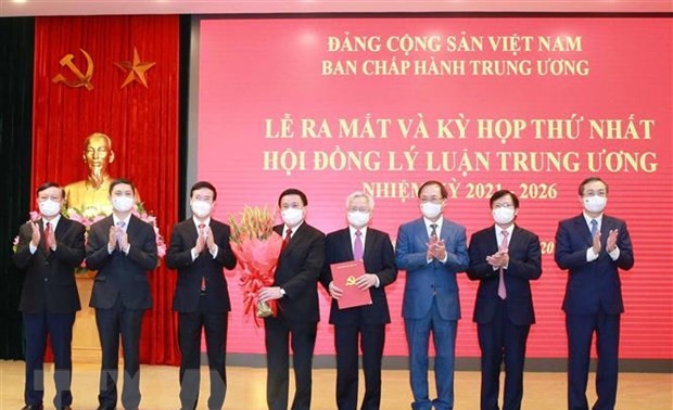新一届越共中央理论委员会成立