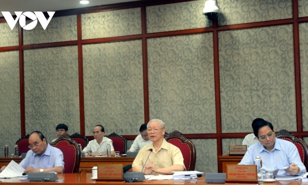  阮富仲主持政治局会议 讨论2021年经济社会发展计划实施情况及2022年计划