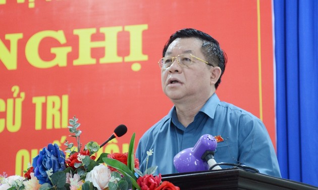越共中央宣教部部长接触西宁省选民