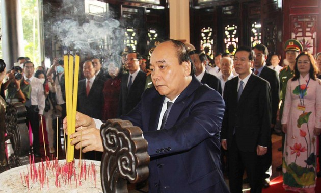 阮春福出席前部长会议主席范雄诞辰110周年纪念仪式