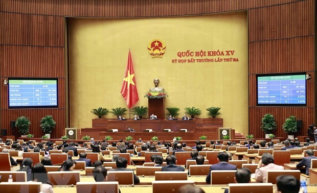 越南15届国会通过有关免去阮春福2016至2021年任期国家主席职务及15届国会代表资格的决议