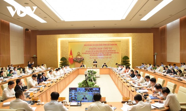 越南政府总理范明政主持政府行政改革指导委员会会议