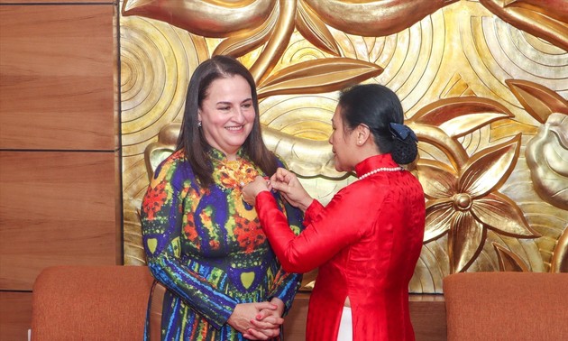 联合国妇女署驻越南代表荣获“致力于各民族和平与友谊”纪念章