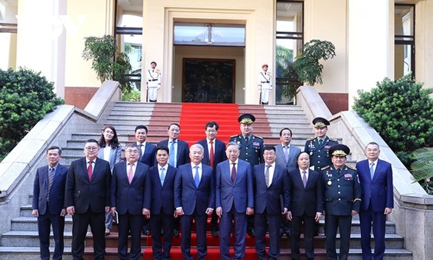 越南公安部部长苏林会见蒙古国家安全委员会秘书扎丹巴•恩赫巴亚尔