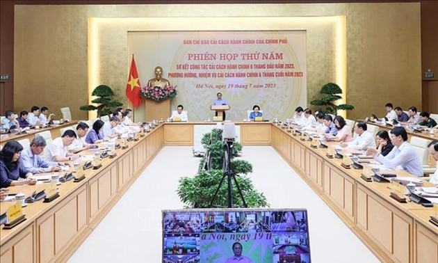 越南政府总理范明政主持政府行政改革指导委员会第五次会议