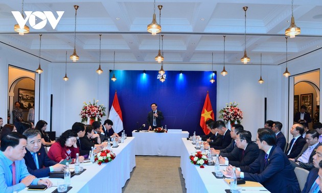 越南国会主席王庭惠探望设在雅加达的FPT办公室
