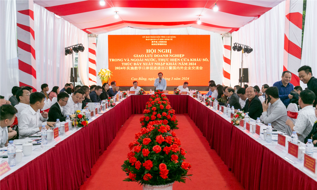越中企业举行会谈促进高平省口岸经济发展
