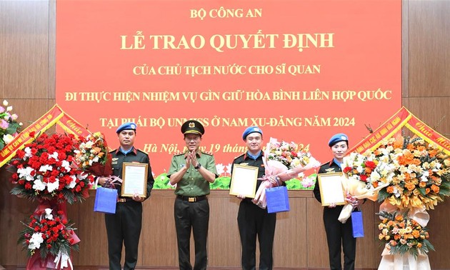 越南公安部向执行联合国维和任务的三名人民公安警官颁发决定书