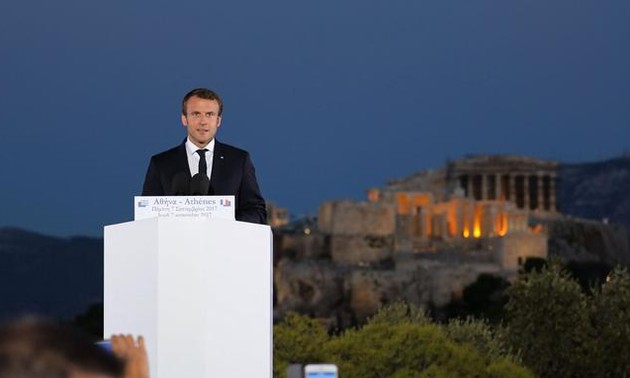 À Athènes, Emmanuel Macron veut refonder l'Europe