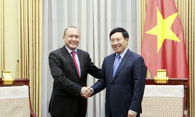 L’ambassadeur kazakh au Vietnam reçu par Pham Binh Minh