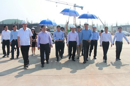  Des parlementaires visitent la future zone administrative et économique spéciale de Quang Ninh
