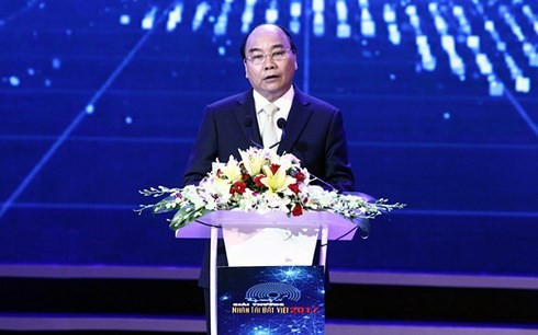 Nguyen Xuan Phuc à la cérémonie de remise des prix «Talent du Vietnam»