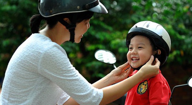 La plupart des Vietnamiens roulent en moto avec un casque 